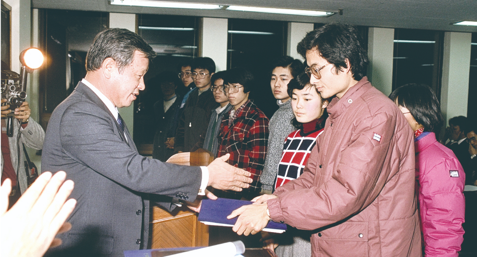 A photo commemorating the establishment of the Korea Higher Education Foundation