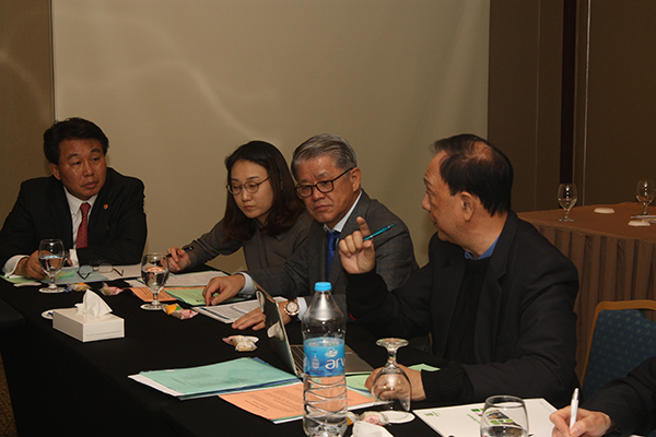 2019 아시아펜싱연맹 총회’에 참가해 관계자들과 기념사진