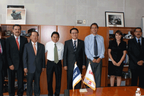 정만원사장 멕시코1위 이동통신사 사장과 악수하는 모습