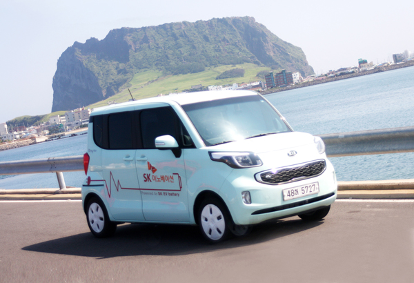 SK네트웍스가 하나투어와 연계하여 국내 최초 전기 렌터카 모습