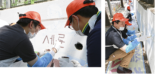 SK네트웍스 구성원과 학생 100여명이 송파구 소재 세륜중학교 담장에 벽화를 그리는 모습1, 2